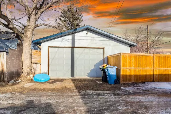 Calgary, AB T3B1M9,6403 34 AVE NW