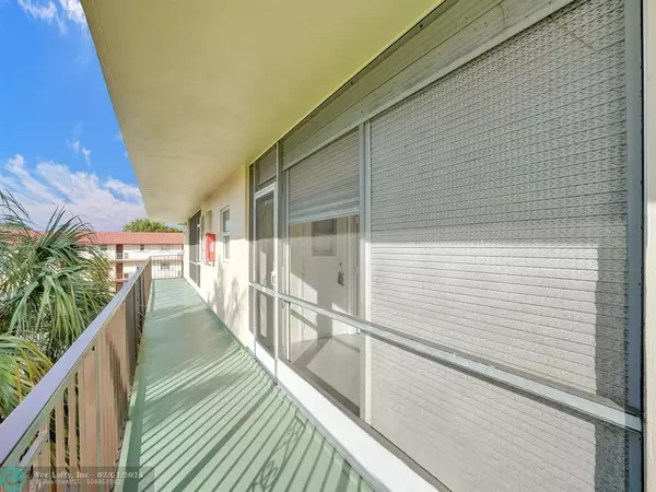 Deerfield Beach, FL 33441,802 SE 7th St  #302