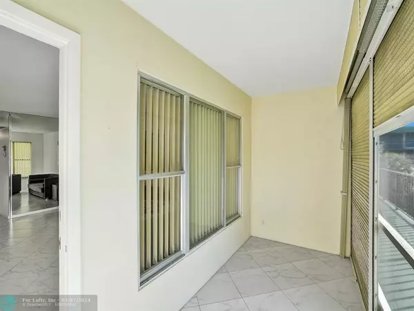 Deerfield Beach, FL 33441,802 SE 7th St  #302