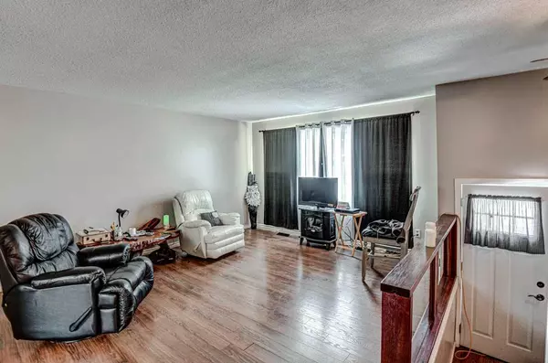 Calgary, AB T2J 0T3,205 Allan CRES SE