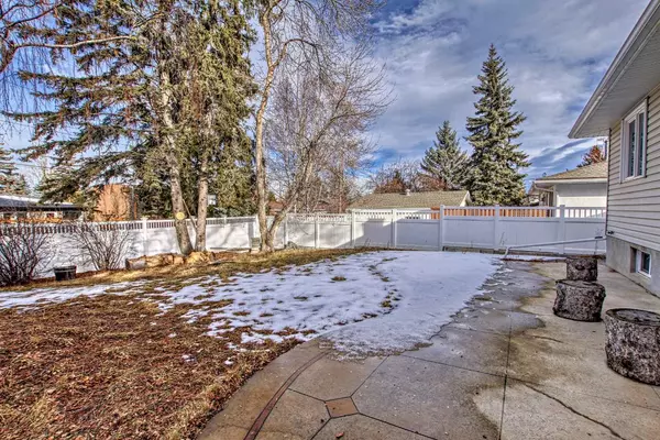 Calgary, AB T3C 3J3,154 Wimbledon CRES SW