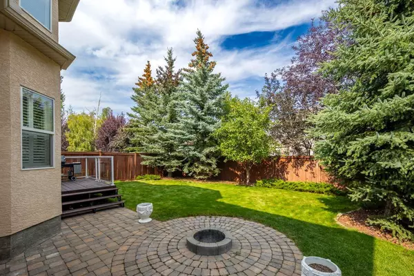 Calgary, AB T3H 3S1,32 Strathridge GDNS SW