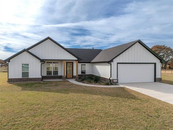 171 Cool Meadows Court,  Millsap,  TX 76066