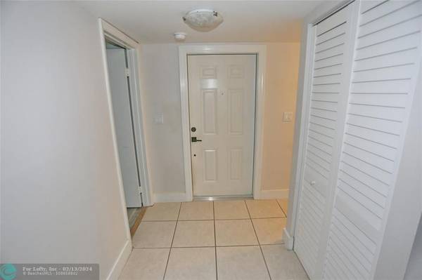 Aventura, FL 33180,3564 Magellan Cir  #212-1