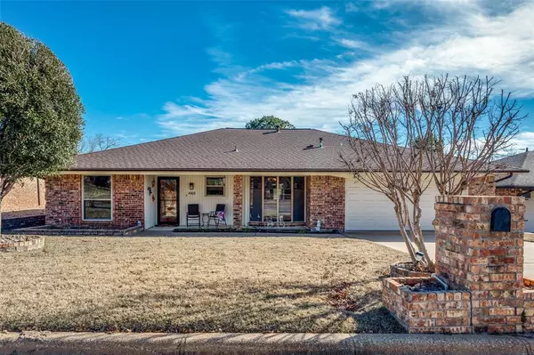 4909 Shady Springs Drive, Arlington, TX 76017