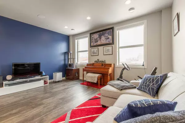 Lethbridge, AB T1J 2C7,333 6 ST S #205