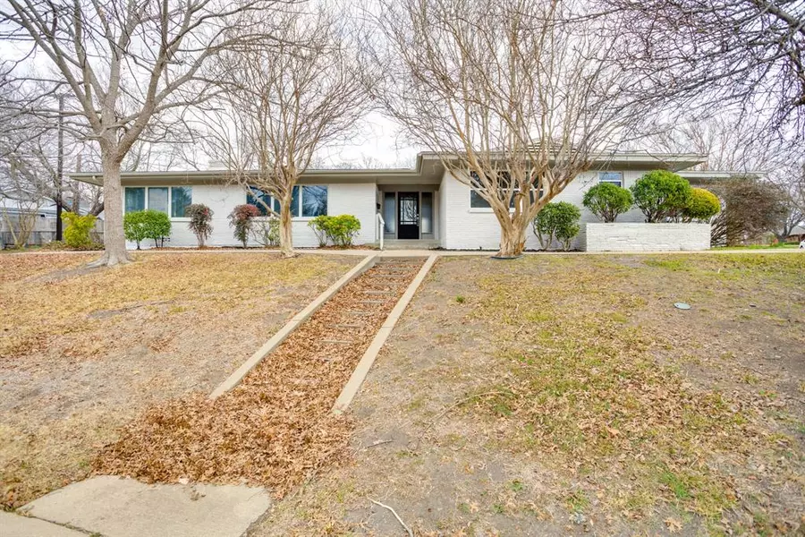 6486 Crestmore Road, Fort Worth, TX 76116