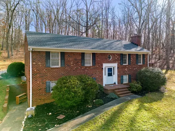 102 Forest Oaks DR, Forest, VA 24551