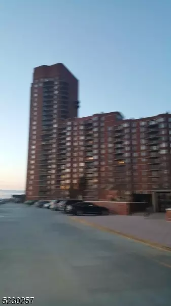 128 Harmon Cove Tower #128, Secaucus Town, NJ 07094