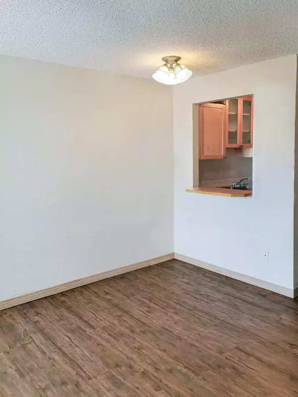 Calgary, AB T2T4M4,2130 17 ST SW #306