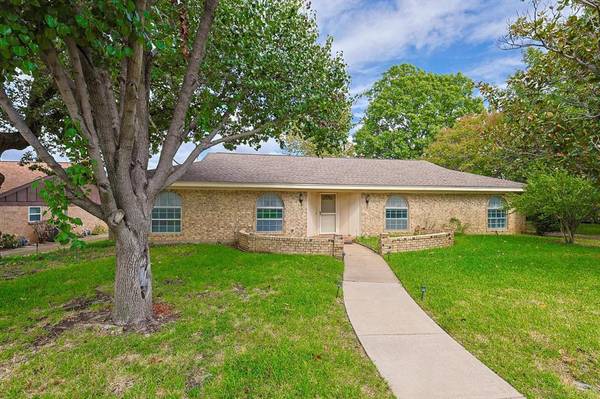 181 Shady Lake Drive, Hurst, TX 76054