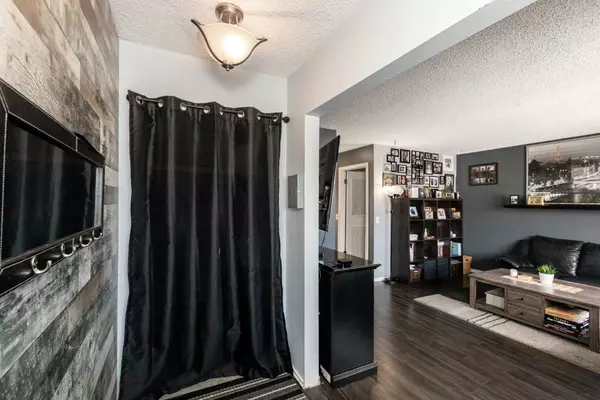 Calgary, AB T2A 5Y8,560 Aboyne CRES