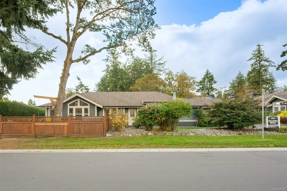 Saanich, BC V8Z 3E7,707 Greenlea Dr #1