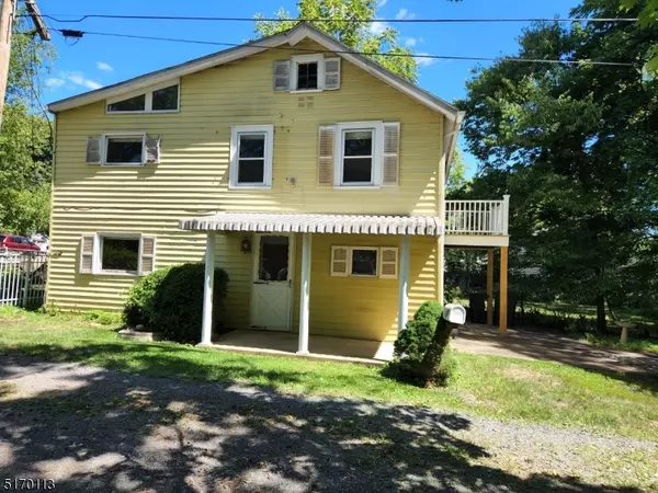 33 1/2 W Main St, Clinton Town, NJ 08809