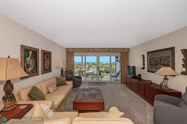 Pompano Beach, FL 33062,299 N Riverside Dr  #1008