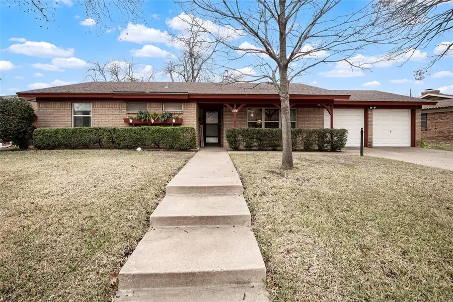 621 Cullum Avenue, Hurst, TX 76053