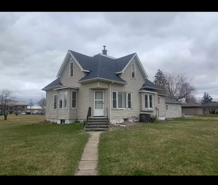 121 East Ave., Hills, IA 52235