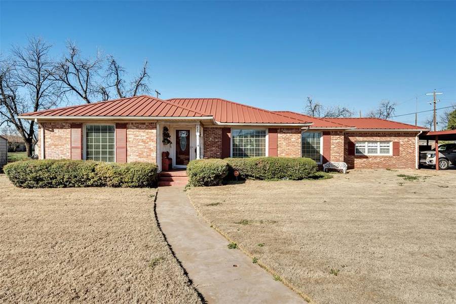 421 S 11th Avenue, Munday, TX 76371