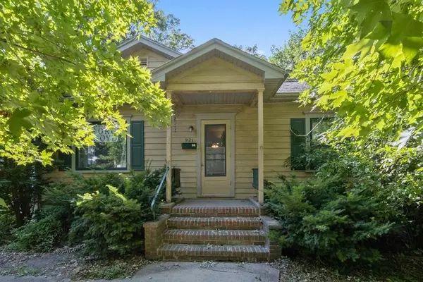 921 S Summit, Iowa City, IA 52240