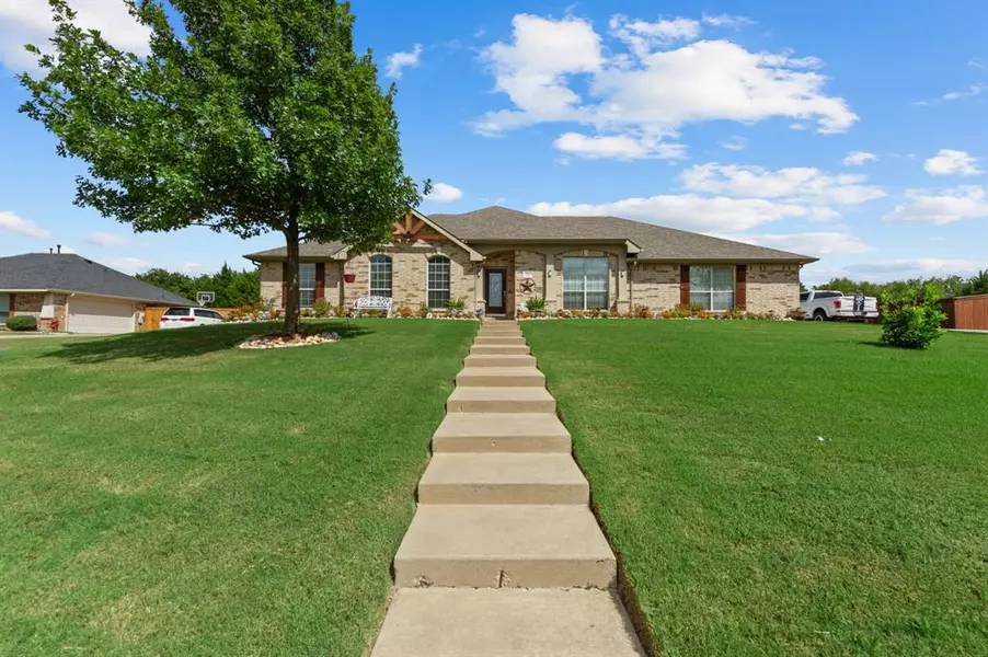 126 Wooded Creek Drive, Red Oak, TX 75154