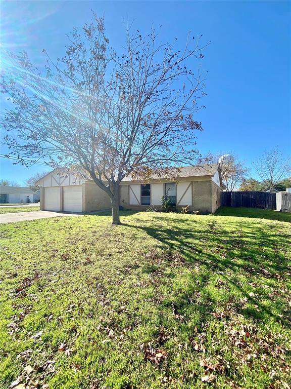 101 Roundtree Drive, Crowley, TX 76036