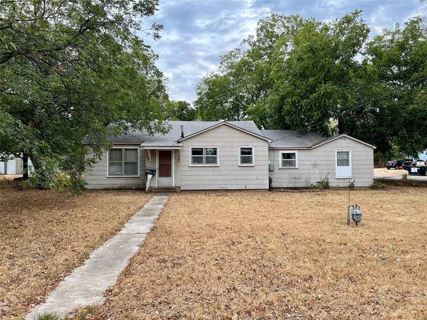 600 E Mesquite Street, Nocona, TX 76255