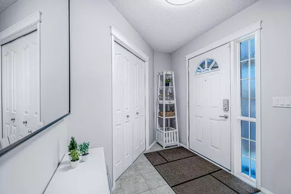 Calgary, AB T3H 0B3,128 Cougartown Close SW