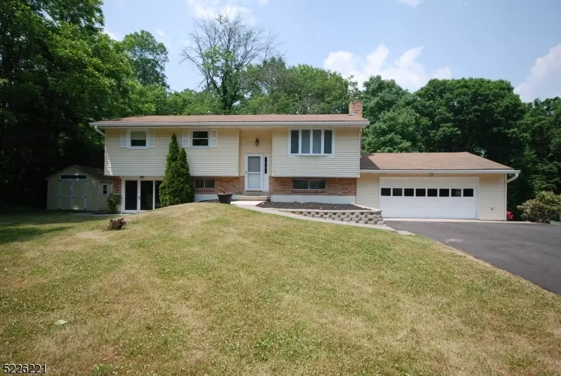 124 Beechwood Rd, White Twp., NJ 07823