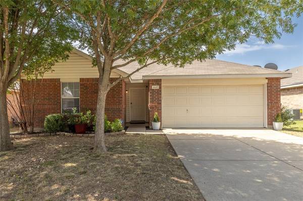 1137 Cottonwood Drive, Crowley, TX 76036