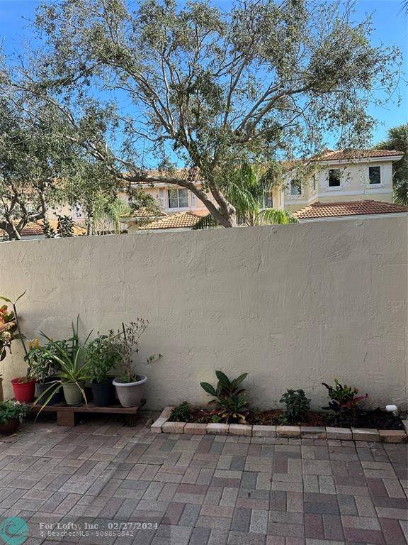 Hollywood, FL 33019,910 Doveplum Ct  #910