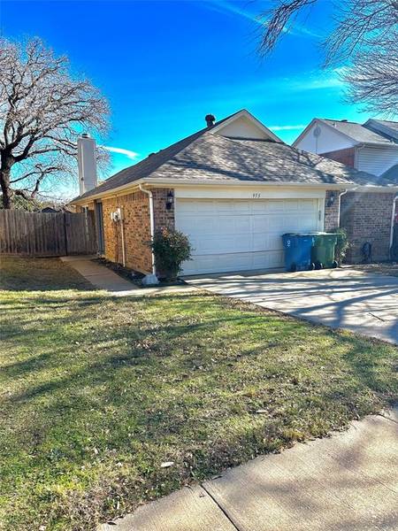 953 Ramblewood Drive, Lewisville, TX 75067