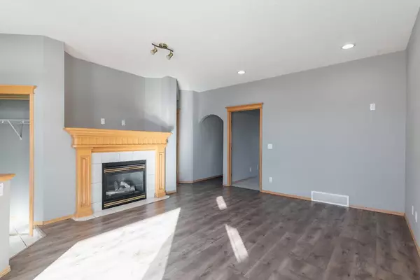 Calgary, AB T3J 3Y4,93 Coral Reef CRES NE