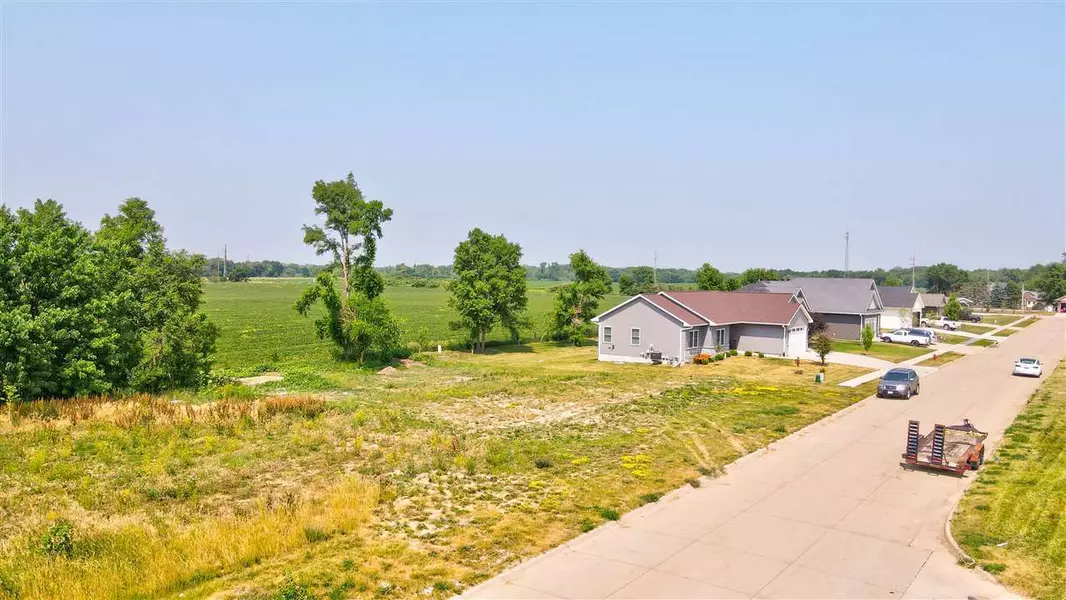 250 Knoll Ridge Dr, Hills, IA 52235