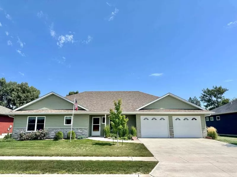 320 Aspen Ln, Hills, IA 52235