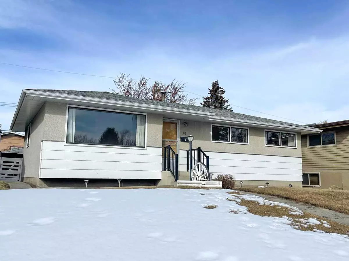 Calgary, AB T2L 1N4,19 Brown CRES NW