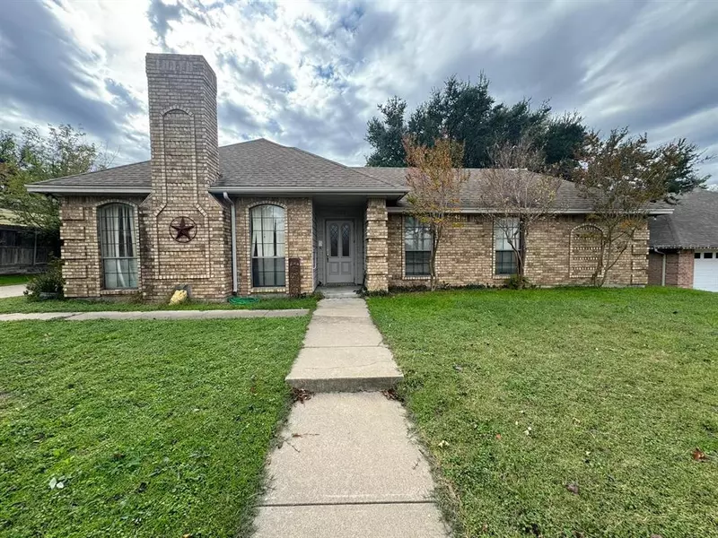 10192 Wandering Way Street, Benbrook, TX 76126