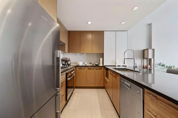 Calgary, AB T2R 1E3,1111 10 ST SW #2307