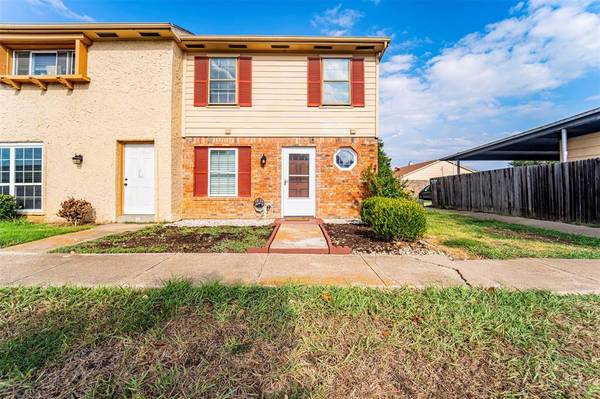 30 E Mountain Creek Drive, Grand Prairie, TX 75052