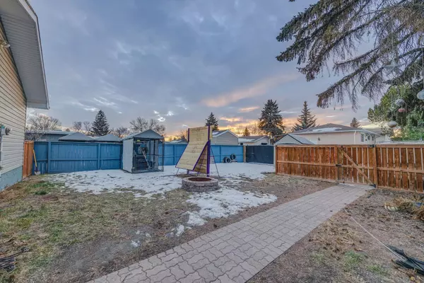 Calgary, AB T2B0J2,3477 31A AVE SE