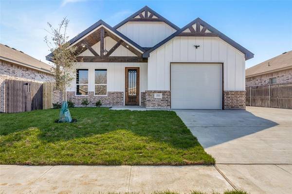 3212 Royal Crest Drive, Fort Worth, TX 76140