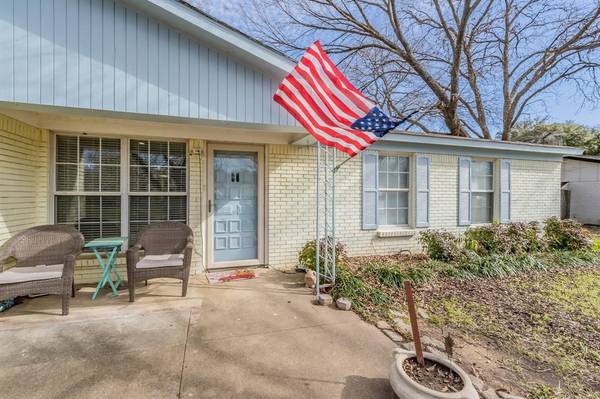 208 Bowles Drive, Hurst, TX 76053