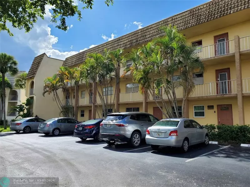 8345 Sunrise Lakes Blvd  #102, Sunrise, FL 33322