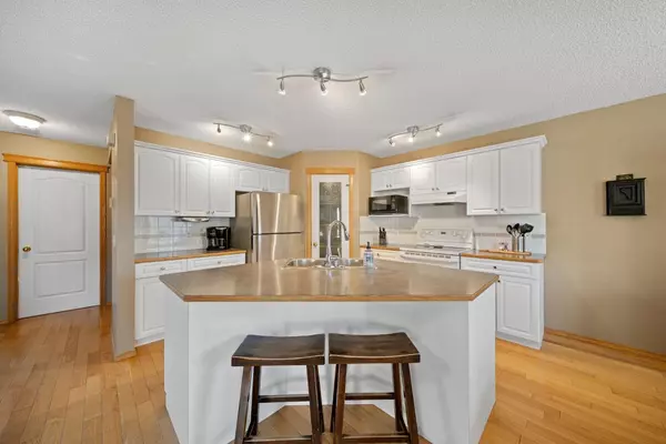 Calgary, AB T2Z3H5,266 Douglas Ridge CIR SE