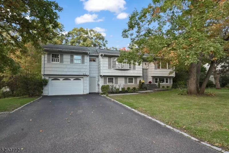 81 Mountain Cir North, West Milford Twp., NJ 07480