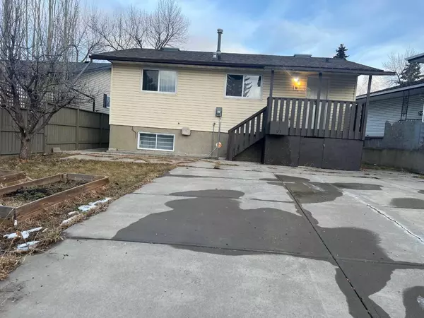 Calgary, AB T3K 1A8,520 Berkley CRES NW