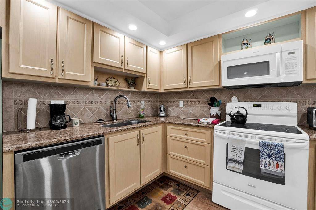 Pompano Beach, FL 33069,823 Cypress Blvd  #203