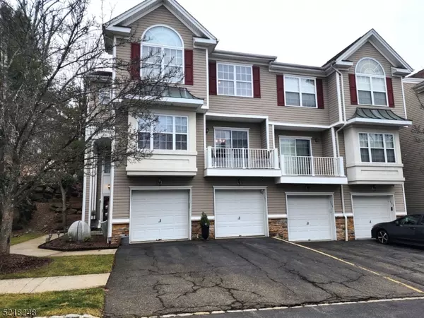 102 Lakeview Ct, Pompton Lakes Boro, NJ 07442