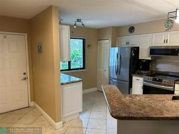 Pompano Beach, FL 33069,2240 N Cypress Bend Dr  #302