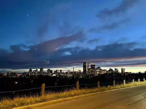 Calgary, AB T2E 0N8,932 7 AVE NE