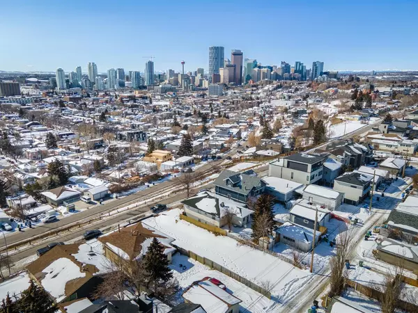 Calgary, AB T2E 0N8,932 7 AVE NE